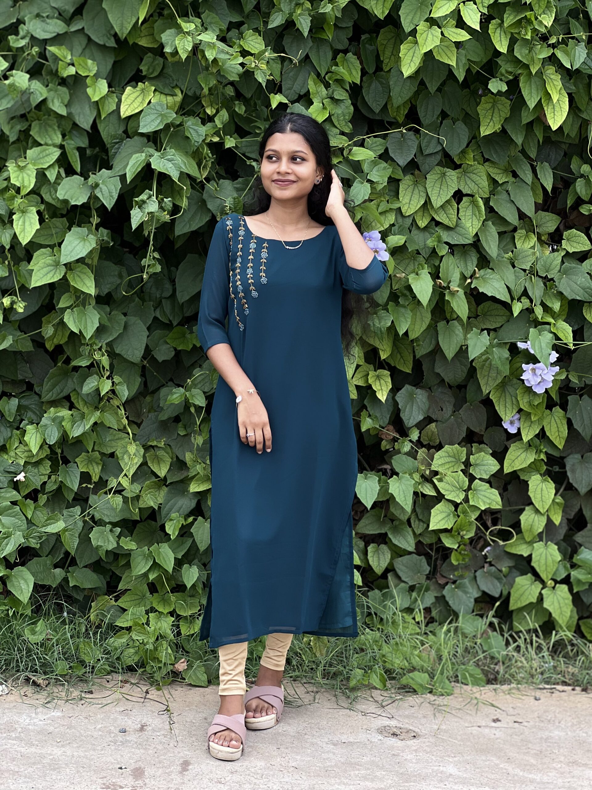 SIDE OPEN ONE SIDE HANDWORK KURTIS-1011